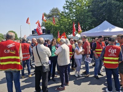 Près de 300 personnes se sont mobilisées mercredi 14 mai devant l'usine Ampère de Cléon, filiale de Renault près de Rouen, dont la CGT et la CFDT.