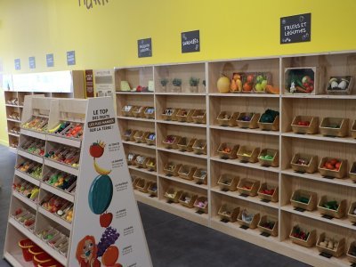 Légumes, fruits, conserves, poissons, viandes… 5 000 produits sont exposés. "Avec leur caddie, ils ont des listes de course à suivre avec les parents, font leurs courses et évidemment à la fin : doivent passer devant la caisse."