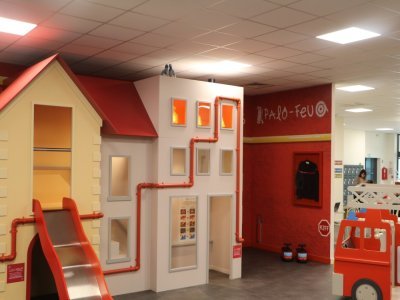 Sûrement la partie préférée du centre : l'espace police-pompiers ! Les enfants endossent l'uniforme des héros du quotidien : déguisements en tout genre, parcours, multitude d'accessoires, camion de pompier géant, prison…
