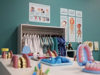 Vingt-quatre professions de santé sont représentées : dentiste, vétérinaire, ophtalmologue ou chirurgien. Des affiches, jeux et schémas décrivent le fonctionnement du corps, comment se déroule une visite chez le médecin…