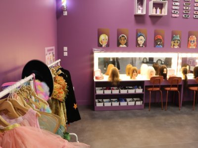 "Ici on laisse place à sa créativité !" On peut aussi bien être une princesse qu'un magicien, "mais le dragon c'est vraiment leur préféré". Dans ce centre il y a tout ce qu'il faut pour rêver, aucun écran, juste des histoires à inventer.