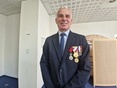 Grégory Allione, aujourd'hui député européen, a travaillé au cours de sa carrière avec le colonel hors classe Stéphane Gouezec. Il lui a remis les insignes de chevalier de la Légion d'honneur.