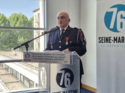 C'est avec une émotion certaine que le colonel hors classe Stéphane Gouezec, directeur du SDIS 76, s'est adressée à ses pairs et à l'assemblée présente vendredi 16 mai pour sa remise des insignes de chevalier de la Légion d'honneur.