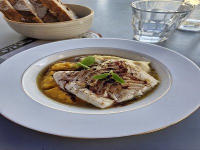 Merlu, purées de légumes et jus de shiitakés.