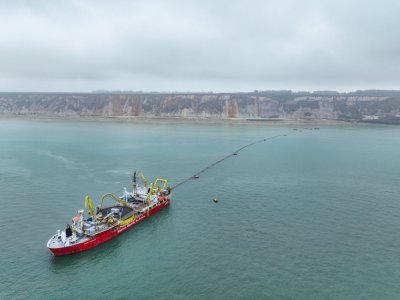 Le bateau câblier Nexans a permis de dérouler les 23km de câble entre le littoral et le site du parc éolien en mer. - Arnaud Poirier