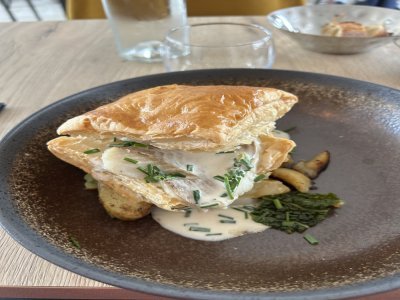 Feuilleté de lieu noir à la crème ciboulette.