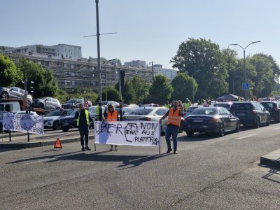 Les grévistes interpellent les automobilistes à chaque passage.