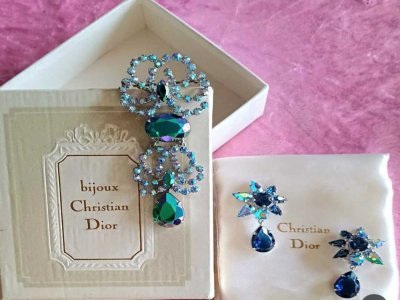 Il y a notamment de nombreux colliers et bijoux. - Jean-Pierre Cornille