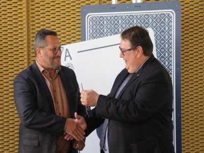 Stéphane Gilquin, directeur du casino de Cabourg, et Emmanuel Porcq, le maire.