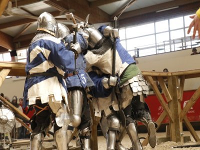 Les équipes sont constituées des cinq combattants en armure d'époque, qui se battent à la hache, l'épée ou la hallebarde entre autres. - Tendance Ouest
