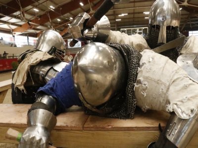 Les combattants se battent dans une lice en bois, le but est de mettre son adversaire au sol. - Tendance Ouest