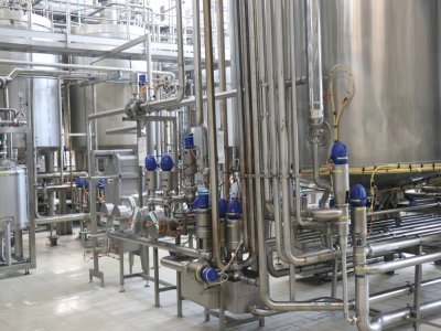 Environ 60 cuves, de 5 000 à 5 000 litres, composent l'espace de fabrication de la laiterie.