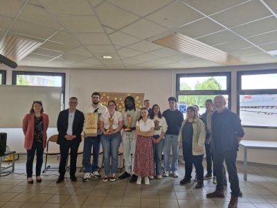 Les 12 élèves étaient mis à l'honneur après leur conception du trophée du Prix Liberté.
