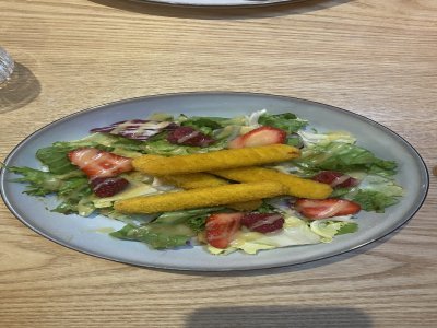 Salade de chèvre chaud et fruits rouges.