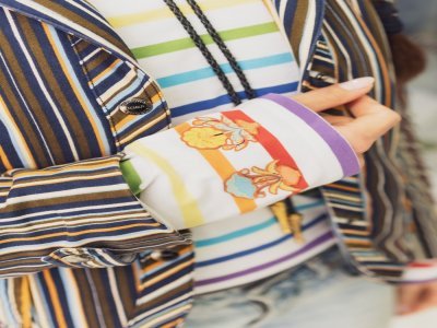 La broderie signée Mari Mari sur la marinière Minquiers. - (c) Charles ROUSSEL