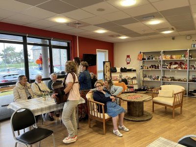 Résidents et personnels de l'Ehpad ont ensemble inauguré le "Café des amis".