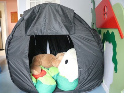 Un espace permet à ceux qui ont du mal avec les autres de s'isoler, et de s'installer avec jouets et livres. Cet outil est tout récent.