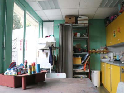 Cet espace permet aux enfants de faire de la peinture, du collage, du bricolage… Ici, ils peuvent appréhender la matière, et souvent, en projeter partout !
