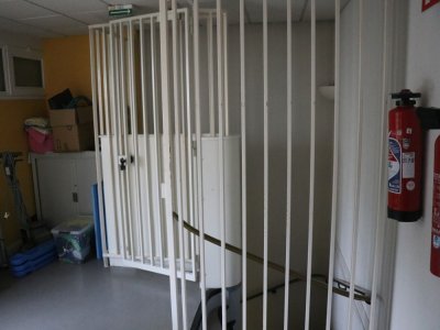 Des barreaux dans l'hôpital ? Le bâtiment hébergeait avant une banque ! "Notre salle de réserve en bas, où l'on entasse notre bazar, c'était la salle des coffres", plaisante Sébastien Lehobey, infirmier.