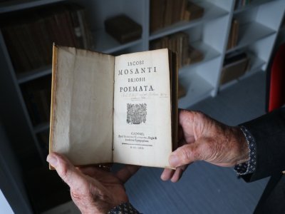 Ce recueil de poèmes de Jacques Moisant de Brieux date de 1663. L'ouvrage a été relié en 1720. Il s'agit du plus vieux conservé dans les entrailles de l'Académie. Il en est le fondateur en 1652, prêtant son hôtel d'Escoville.