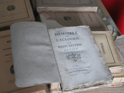 Depuis 1811 l'Académie publie ses Mémoires chaque année. Ainsi, il en persiste de très vieux exemplaires. Les éditions sont plus ou moins épaisses selon l'activité. Avec le Millénaire, l'année 2025 offre de la matière.