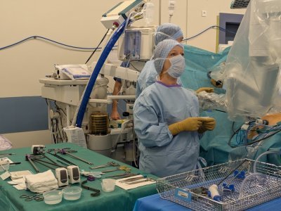 Roxane Gestel fait partie des infirmières de bloc qui ont été formées à manipuler le robot. - Tendance Ouest