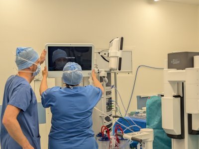 Sur cet écran, pendant l'opération, l'intérieur du corps du patient est projeté tel que le voit le chirurgien, grâce aux caméras du robot. - Tendance Ouest