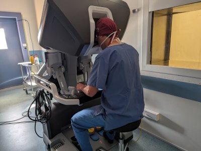 La tête dans la console, le chirurgien bénéficie d'une vision en 3D du corps du patient qu'il est en train d'opérer. - Tendance Ouest