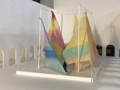 Parallèlement à ses grandes voiles, Nefeli Papadimouli crée une série de costumes, de tentures colorées et d'œuvres textiles interactives. Ces pièces, conçues pour être portées ou manipulées collectivement, transforment l'espace en une scène participative.