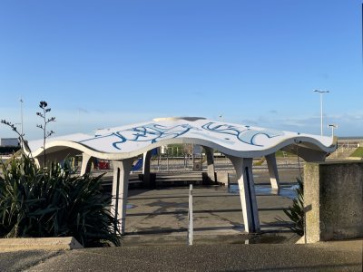 Le duo Bureau Idéal s'empare du kiosque de la plage du Havre.