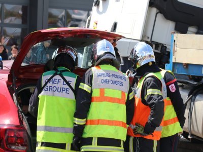 Les pompiers, ici en exercice de désincarcération, peuvent être alertés d'un accident grâce à l'opérateur.  - Tendance Ouest