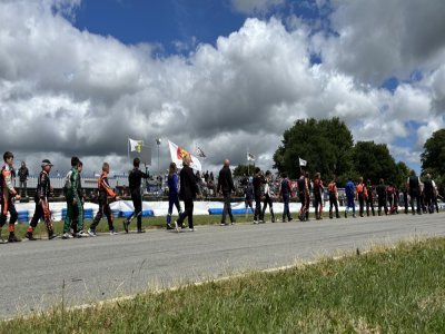 Les pilotes ont paradé sur la piste du circuit. - Antoine Lamarque