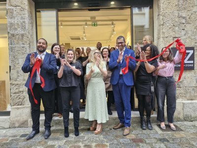 Mardi 27 mai, pour l'ouverture d'Aroma-Zone à Rouen, Sileyman Sow (à gauche), adjoint à la Ville de Rouen et Abdelkrim Marchani (en bleu au milieu), vice-président de la métropole Rouen Normandie et élu à la commune de Rouen, sont venus couper le ruban avec Sabrina Herlory Rouget, P.-D.G. de la marque.