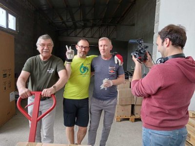 Robin Dussenne a suivi les bénévoles des Convois d'Irina, actifs dans les régions du Havre et de Rouen.