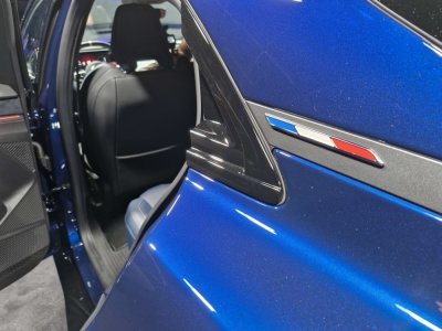 Le drapeau français est arboré fièrement sur la voiture.  - Tendance Ouest