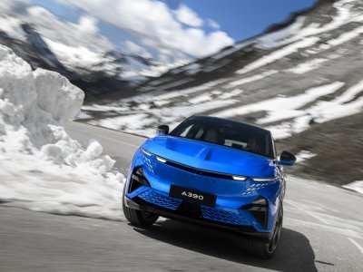 L'Alpine A390 dans son milieu naturel, les Alpes. - Renault SAS