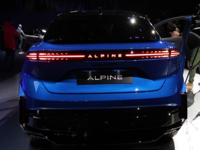 A l'arrière, Alpine se retrouve en signature lumineuse.  - Tendance Ouest