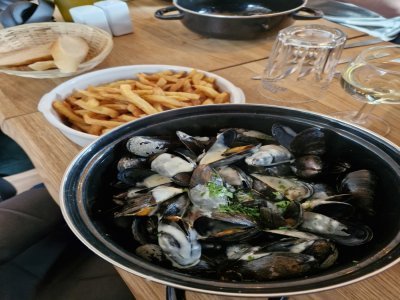 Moules crème, ail et fines herbes.