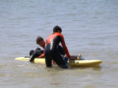 Aidé d'un collègue, le futur sauveteur installe la victime sur la planche pour la ramener au rivage. La difficulté : gérer la direction et la stabilité du paddle, en restant bien perpendiculaire aux vagues.