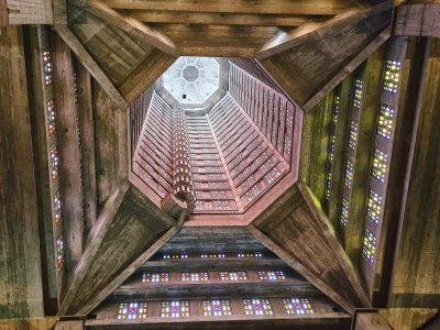 L'église Saint-Joseph, véritable phare dans la ville, est un joyau architectural. - Tendance Ouest