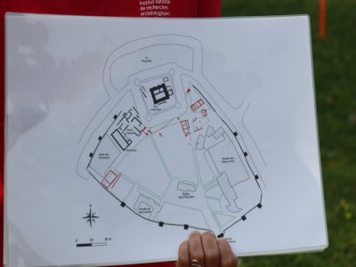 Notre vision du château de Caen est faussée par les nombreux aménagements entrepris au fil des années. Il possédait plus de relief et abritait de nombreux autres bâtiments à l'époque médiévale.