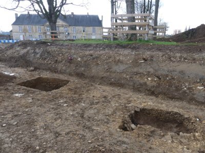 Ces fosses datent de 150 à 50 ans avant Jésus Christ. C'est la première fois que de telles fosses, présentes en nombre dans la plaine de Caen, sont repérées sur la future ville. L'histoire du site est donc bien plus que millénaire. - Frédéric Pasquier, Inrap