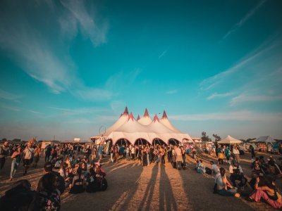 Sept chapiteaux permettent de profiter de 15 concerts par soir. - Mathieu Dutot