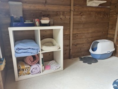 Le chalet Chatipi dispose de couvertures, d'une litière, d'arbres à chats et de paniers destinés aux chats errants des Hauts-de-Rouen. - Tendance Ouest