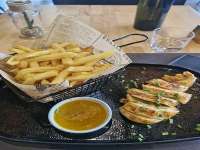 Filet de poulet mariné et frites fraîches.