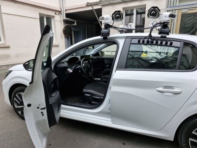Le véhicule est équipé de caméras à 360° et d'un écran intérieur. - Célia Caradec