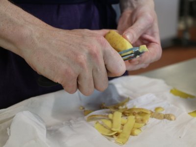 Alexis Lionis-Houley, en 1re année de BTS Métiers de la restauration et hôtellerie au Greta met en pratique ce qu'il a appris. Et parmi ça, il y a le fait d'éplucher les légumes. Selon les recettes, il les taillera en brunoise ou en lamelle. - Justine Carrère