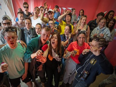 Encore de nombreux festivaliers sont passés par le stand Tendance Ouest et son karaoké. - Stéphane Mahot