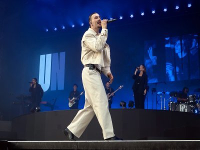 Le chanteur de Villedieu-les-Poêles, Pierre Garnier, en terres connues dans le sud-Manche. - Stéphane Mahot