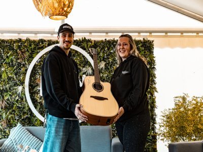 Pierre Garnier a dédicacé une guitare à deux auditrices de Tendance Ouest. - Elweline Lastecoueres